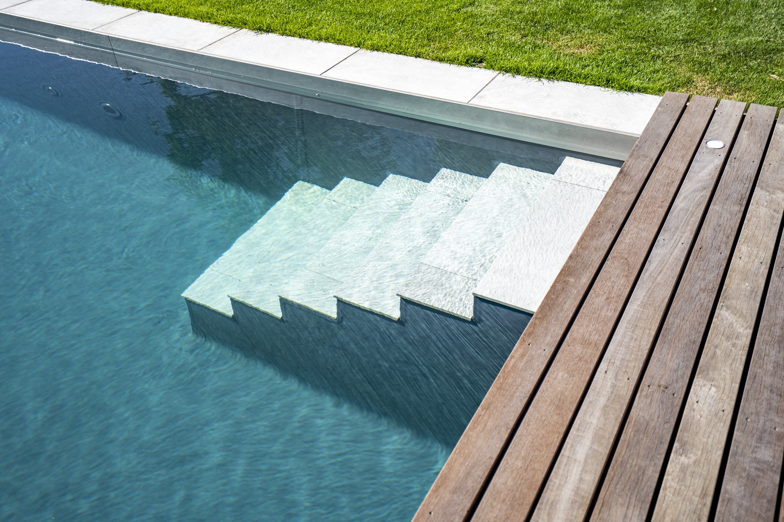 Living Pool mit Steintreppe und klarem Wasser